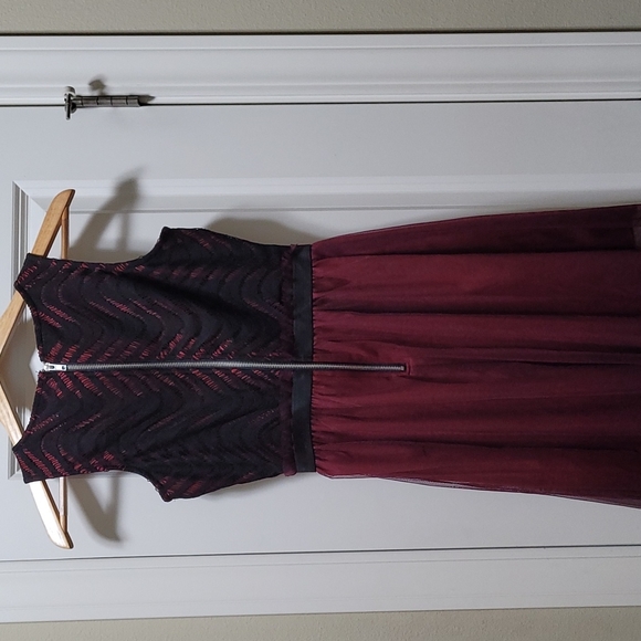 Burgundy dress with black design on the top art of the dress. Size Small - Picture 5 of 9